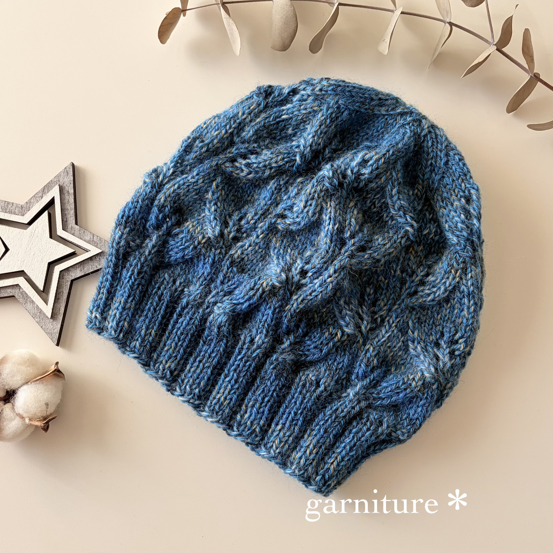 リーフ模様のニット帽　L-04 ブルー（バリエーション：ベージュ）