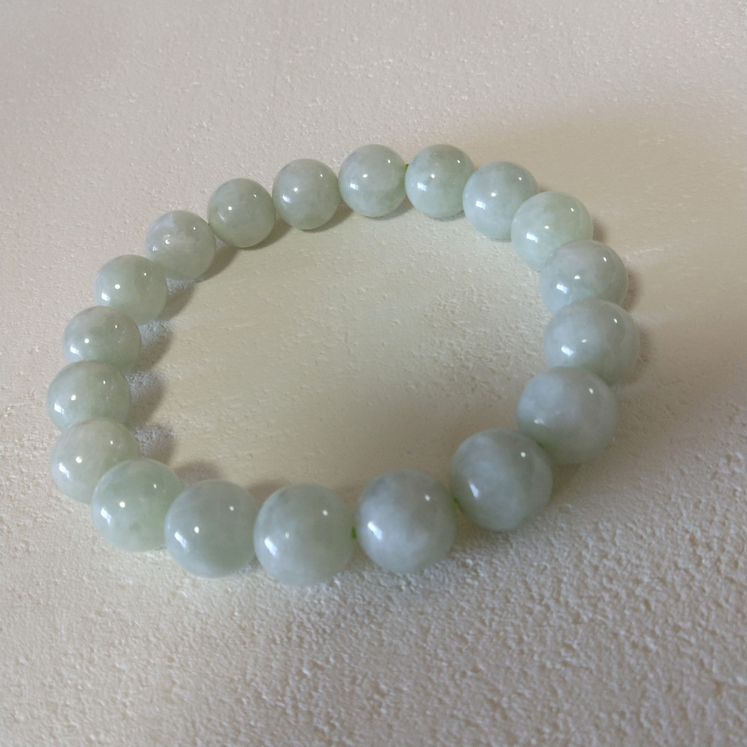 翡翠10㎜玉ゴムブレスレット内周約16.5㎝(多少の誤差があります)