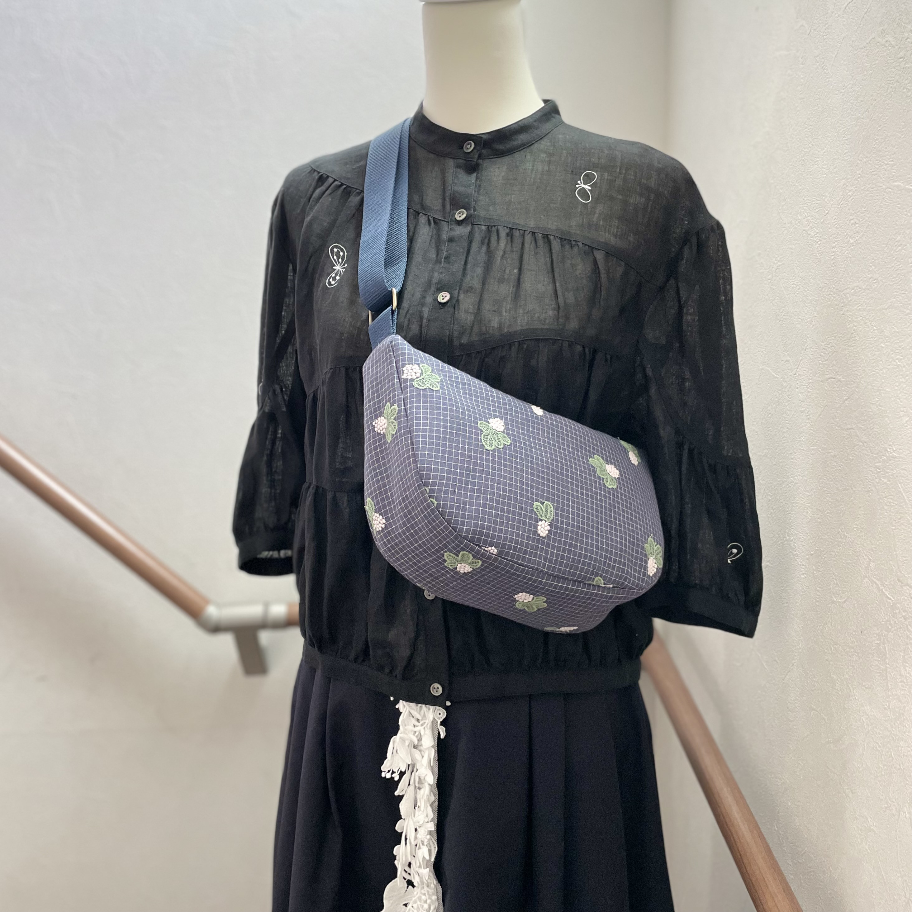 ミナペルホネン　からだにフィットするボディバッグ "Ｓ" light berry