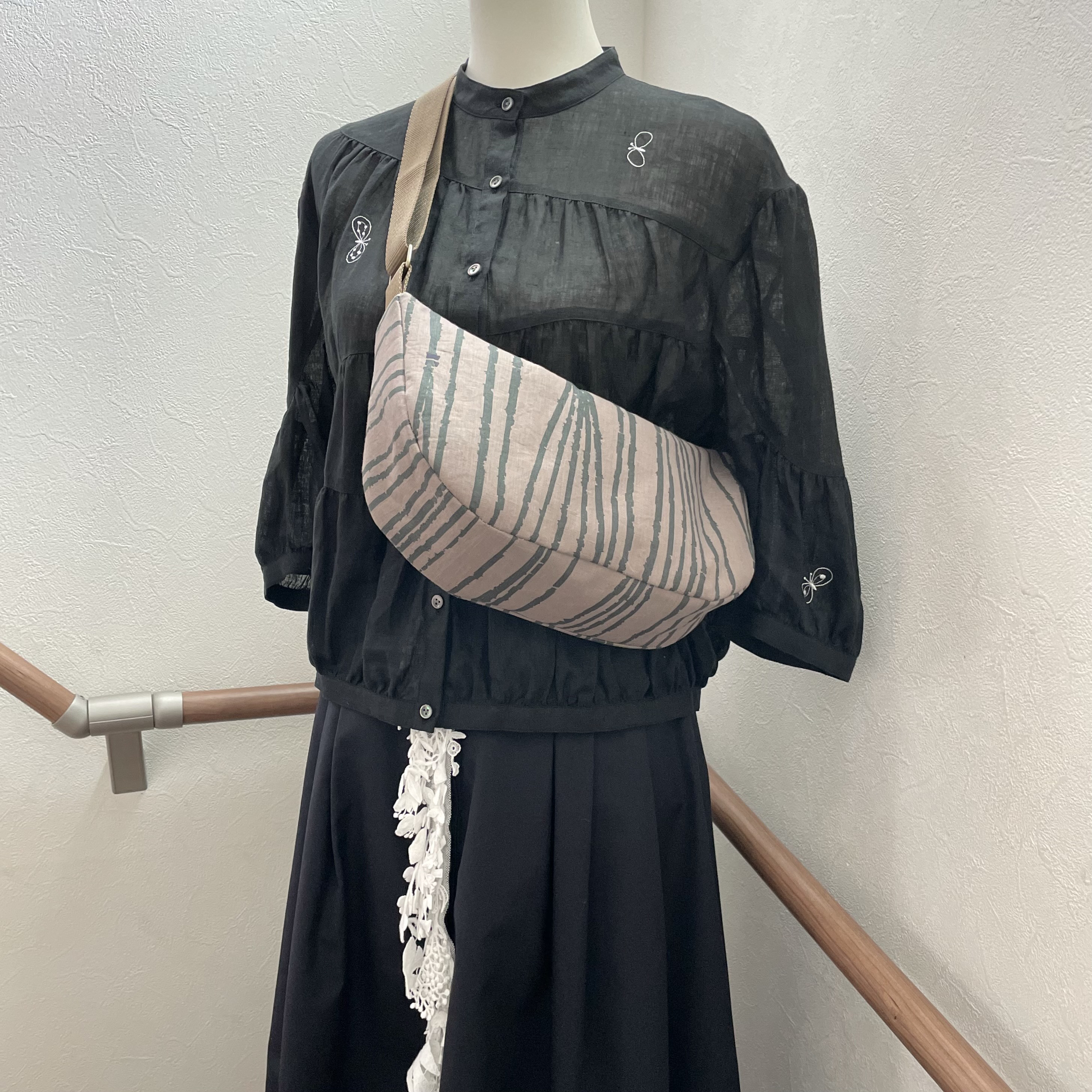 ⚮̈ミナペルホネン　からだにフィットするボディバッグ　taba