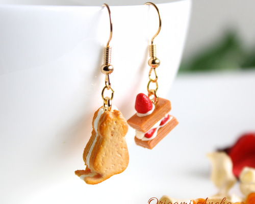 苺のミルフィーユと猫のバターサンドのアクセサリー 小さな芸術
