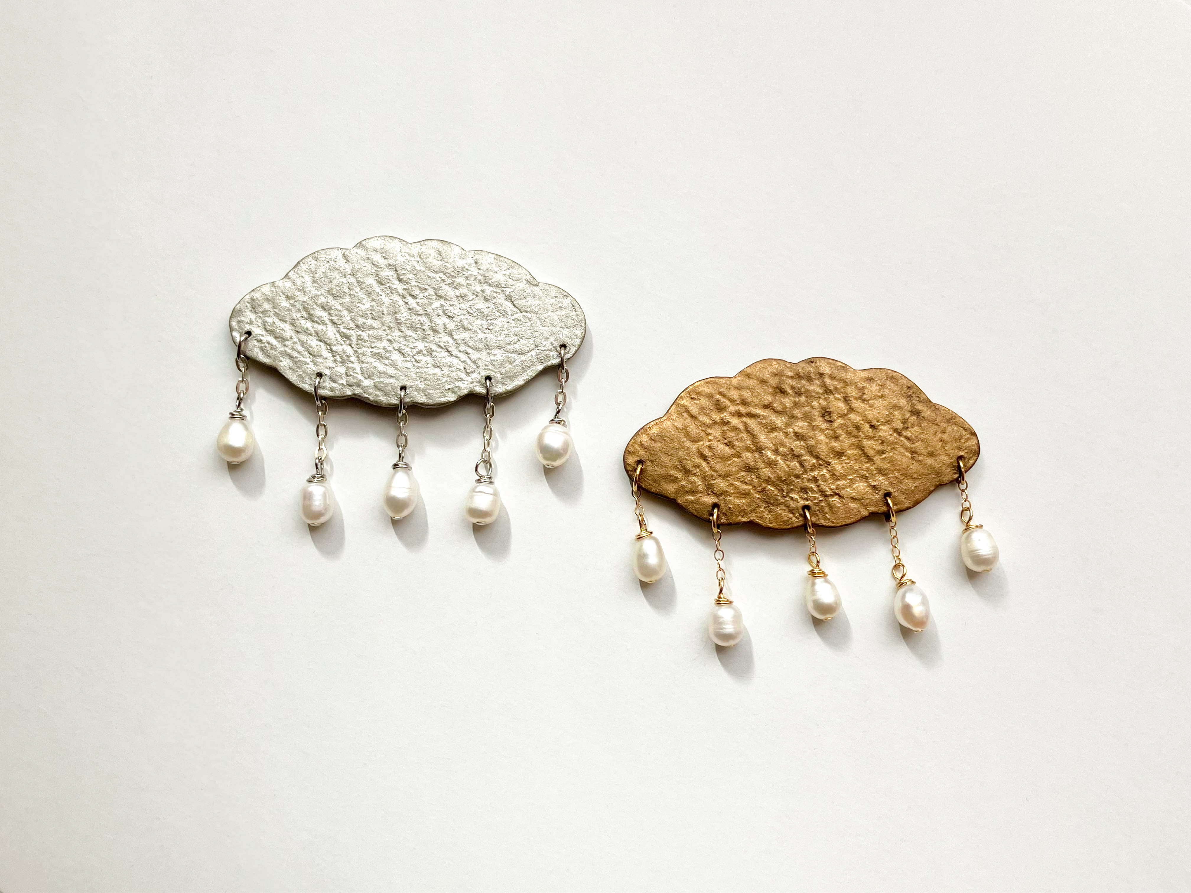 雨雲のブローチ  漆皮