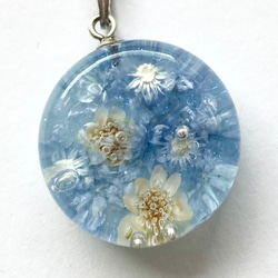 青い小花を封じ込めたレジンアクセサリー ころんと可愛い形の大人