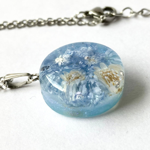 青い小花を封じ込めたレジンアクセサリー ころんと可愛い形の大人