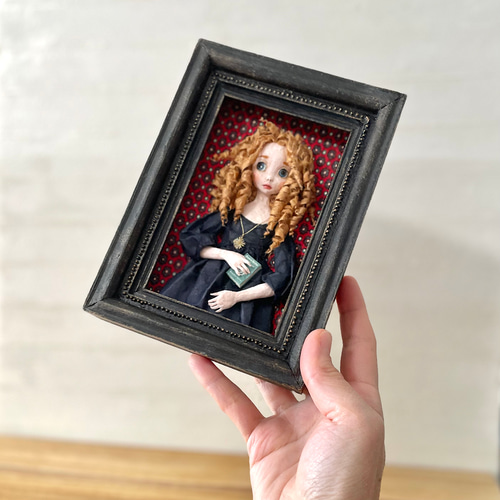 額装和紙人形「若き魔女の肖像」 アンティーク風フレーム 肖像画 半