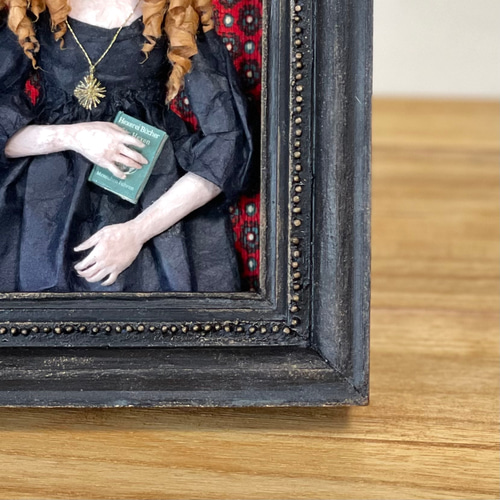 額装和紙人形「若き魔女の肖像」 アンティーク風フレーム 肖像画 半