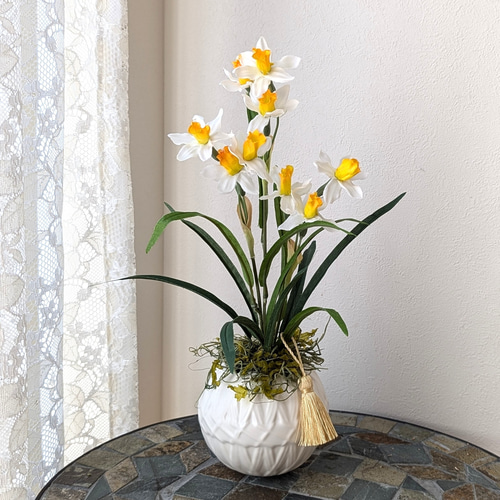 凛とした佇まいが美しい！本物のような水仙のタッセル付き