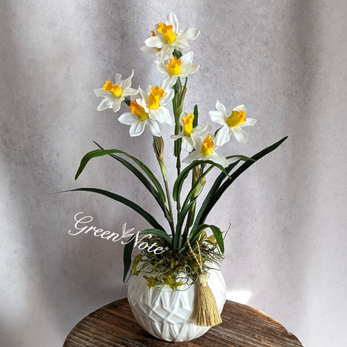 凛とした佇まいが美しい！本物のような水仙のタッセル付き