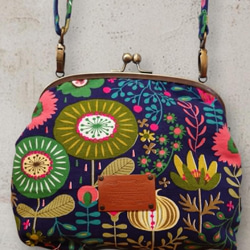 花柄♥ショルダーバッグ♥ハンドメイド 野の花刺繍のショルダーバッグ（クローバー 黒、帆布