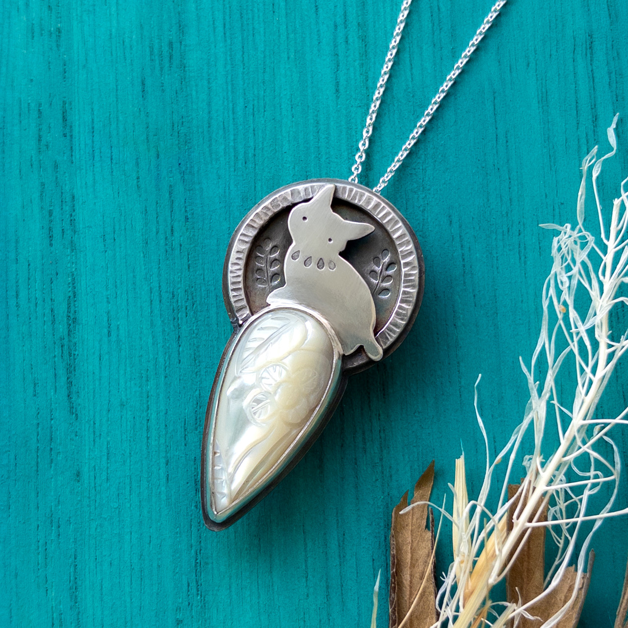 猫と花模様ホワイトシェルのシルバーペンダント