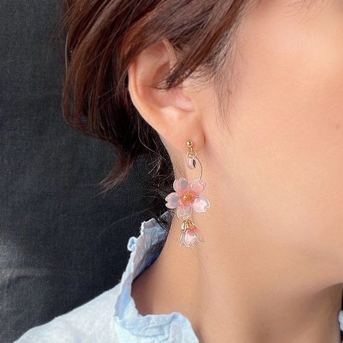 色が変わる薄桃桜のピアス/イヤリング ٭❀* 揺れる大人可愛い 華やか