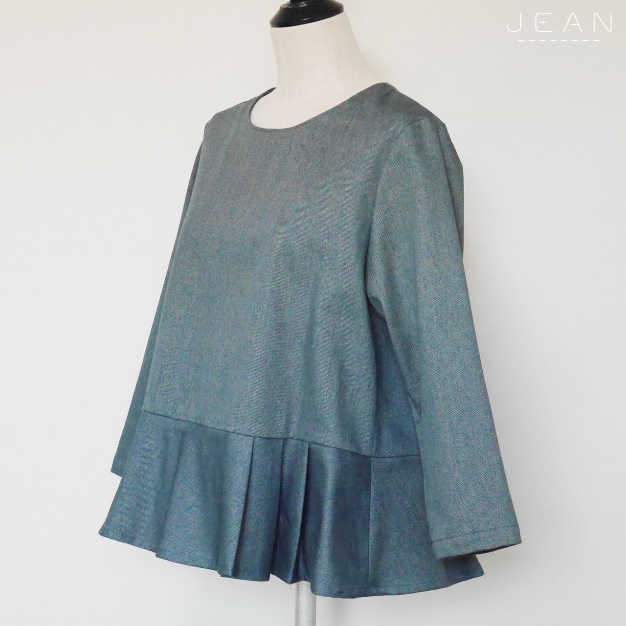 優しい色合いのデニムペプラムプルオーバー