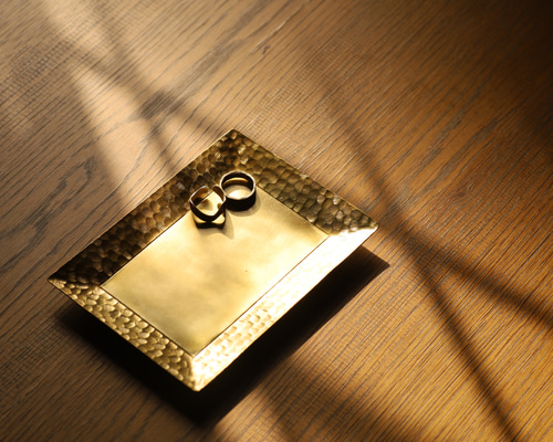 真鍮のモダン槌目長方角トレー｜キートレイ・カギ・アクセサリー