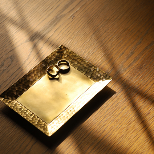 真鍮のモダン槌目長方角トレー｜キートレイ・カギ・アクセサリー