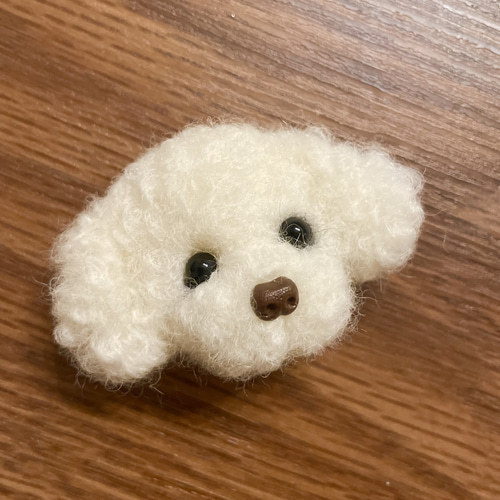 ふわもこホワイトトイプードルの羊毛フェルトブローチ(キーホルダー等