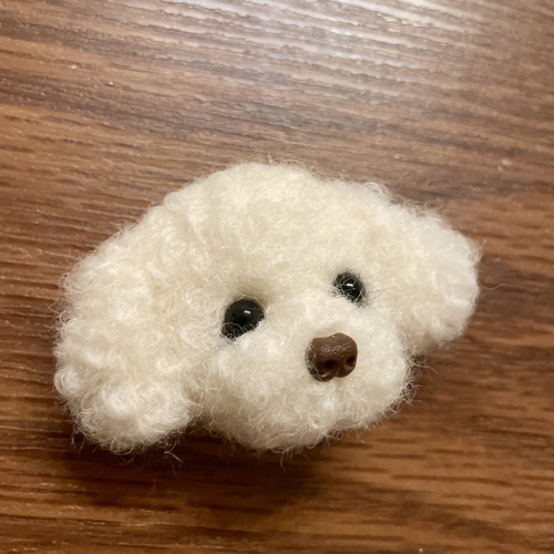 ふわもこホワイトトイプードルの羊毛フェルトブローチ(キーホルダー等