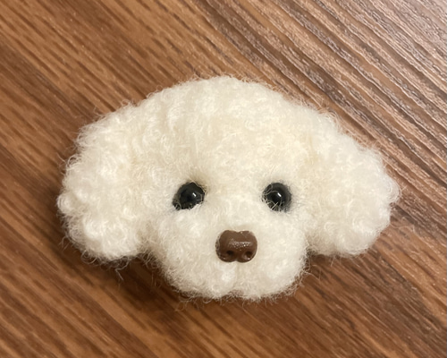 ふわもこホワイトトイプードルの羊毛フェルトブローチ(キーホルダー等