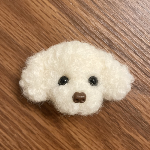 ふわもこホワイトトイプードルの羊毛フェルトブローチ(キーホルダー等