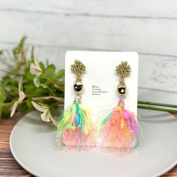 715 ハンドメイドピアス ゴールド 蛍光 カラフル ビーズ刺繍 タッセル
