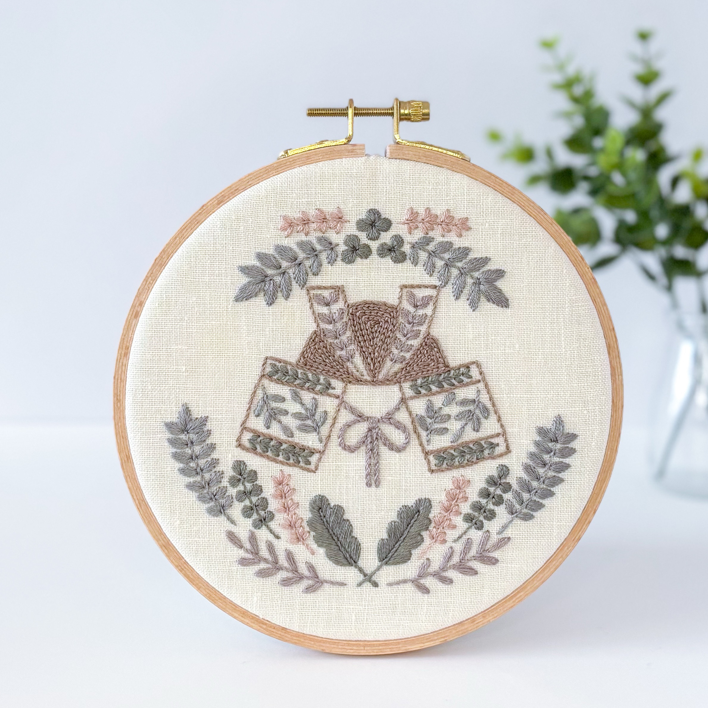 刺繍の兜飾り ファブリックパネル　ブラウン　直径16cm /こどもの日　端午の節句　インテリア 壁飾り