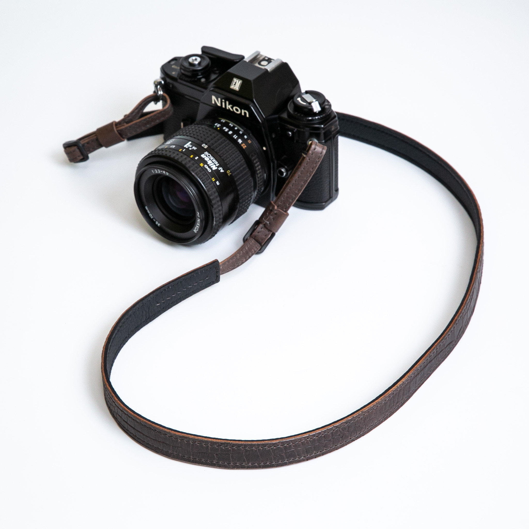 【クロコダイル型押し】クールな本革カメラストラップ【通常幅タイプ】