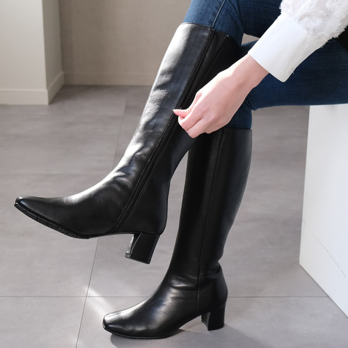 シンプルだからこそ本革の質感でおしゃれ大人コーデにぴったり 本革