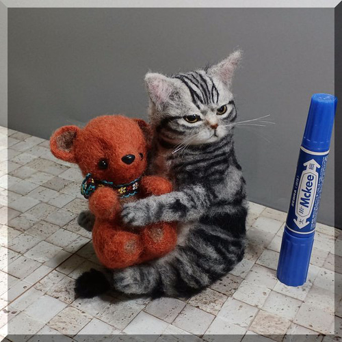 羊毛フェルト 猫 クマさんを抱っこする アメリカンショートヘア