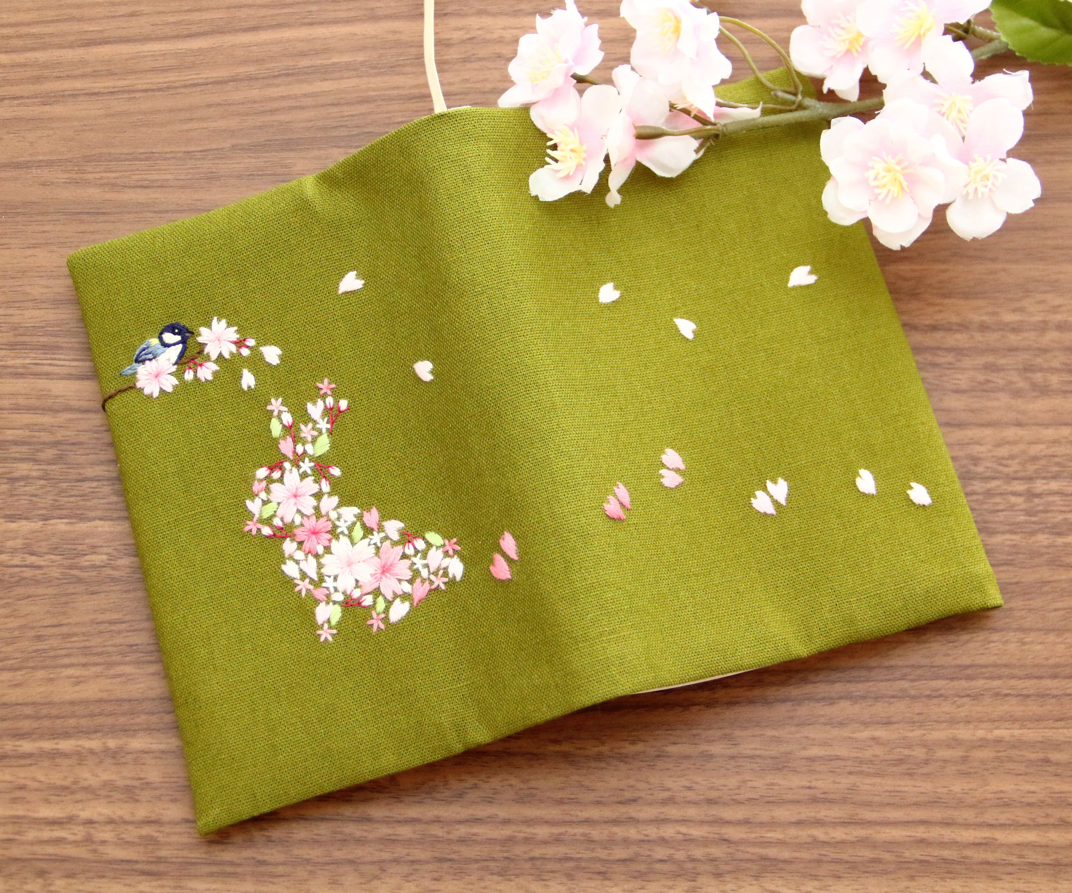 ブックカバー　桜うさぎ　手刺繍