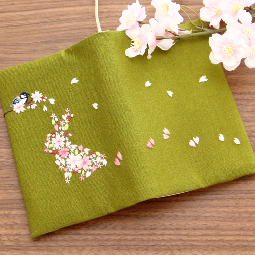 ブックカバー 桜うさぎ 手刺繍 ブックカバー Himirolis 通販