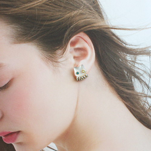 選べる》ネコビジュー イヤリング ピアス （白ネコ）◇ サージカル