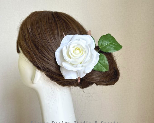 白い薔薇と葉っぱの髪飾り 髪飾り ホワイト バラ 薔薇 ローズ 花径10cm