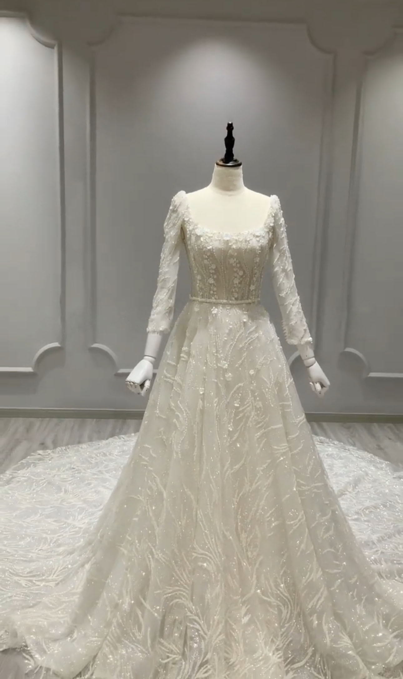 立体的に小花　スクエアネック　長袖　白　Aライン　美品　取り外し可能長袖　ブライダル花嫁結婚パーティードレス二次会披露宴