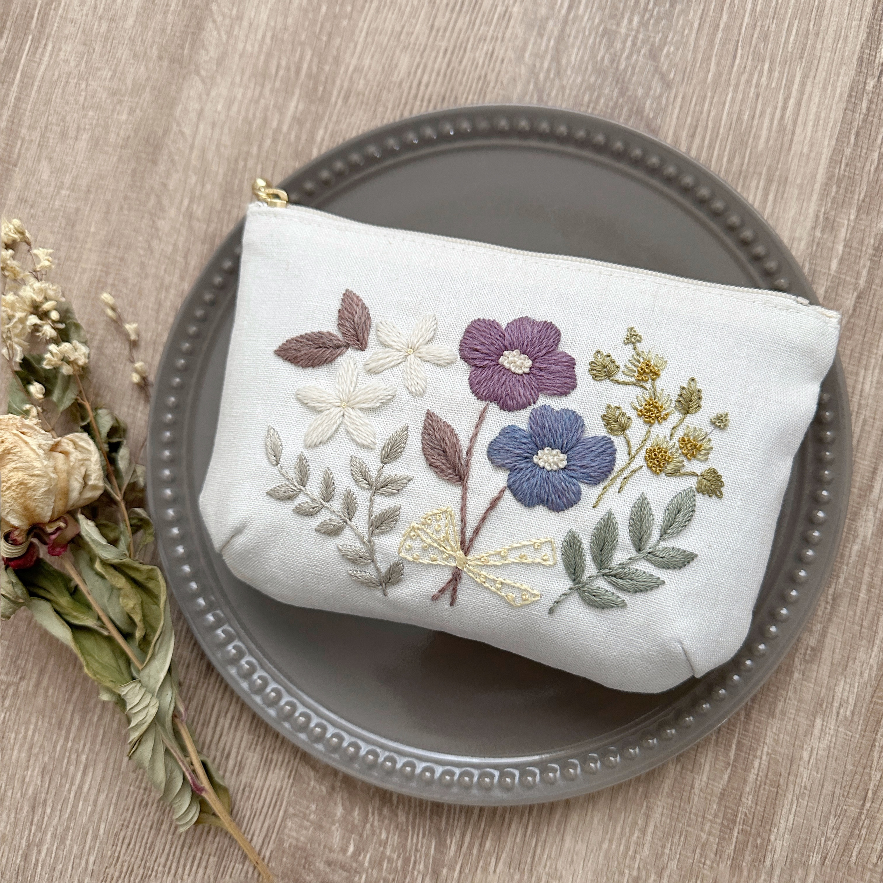 刺繍キット〉ふんわりウールの花束ポーチ キット Marguerite刺繍