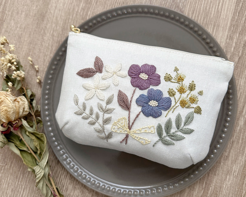 刺繍キット〉ふんわりウールの花束ポーチ キット Marguerite刺繍