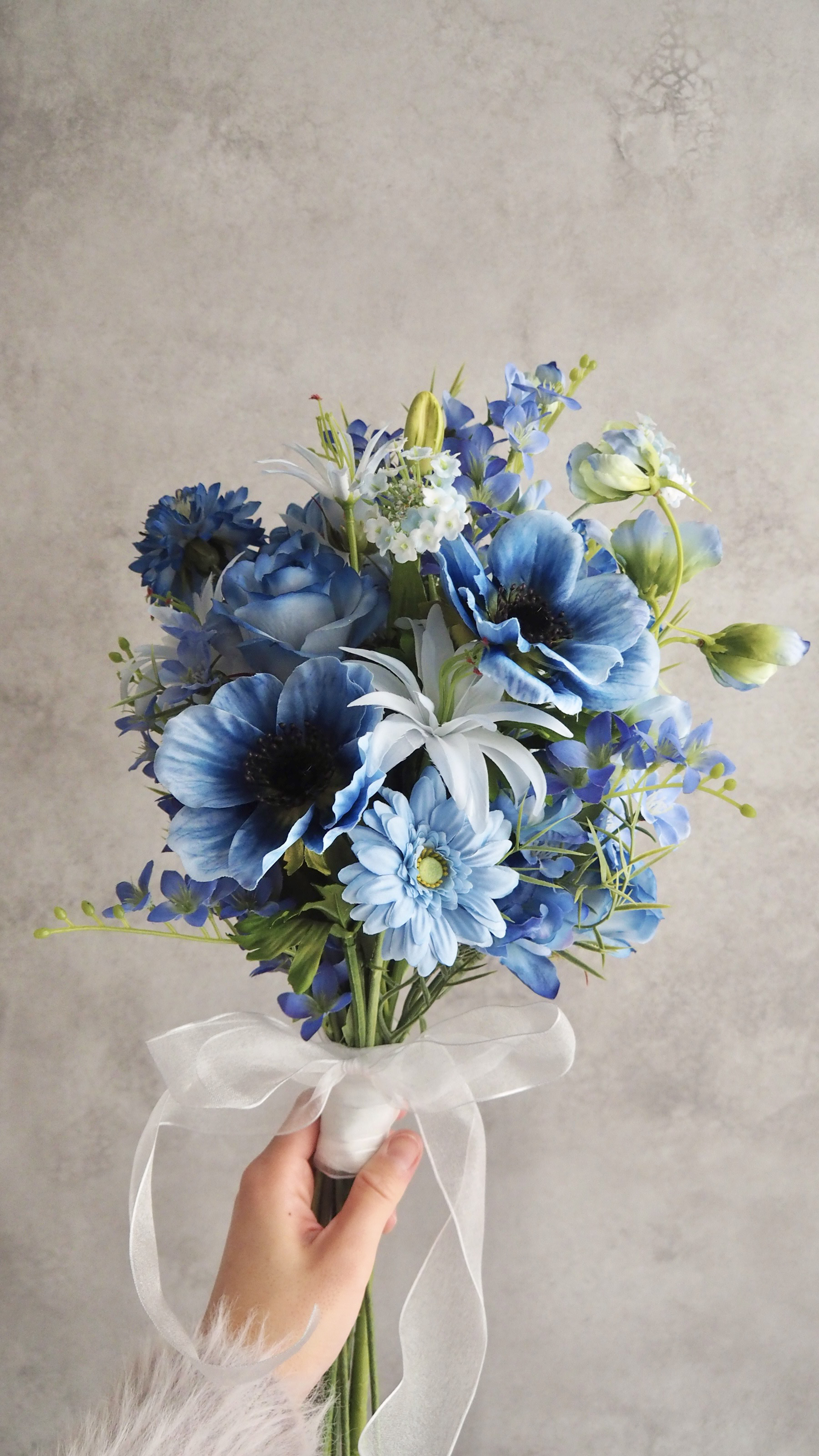 人気上昇中！コンパクトなのに存在感抜群なブルーブーケ｜オールシーズンOK•可愛い×カッコいい花合わせで唯一無二なデザイン