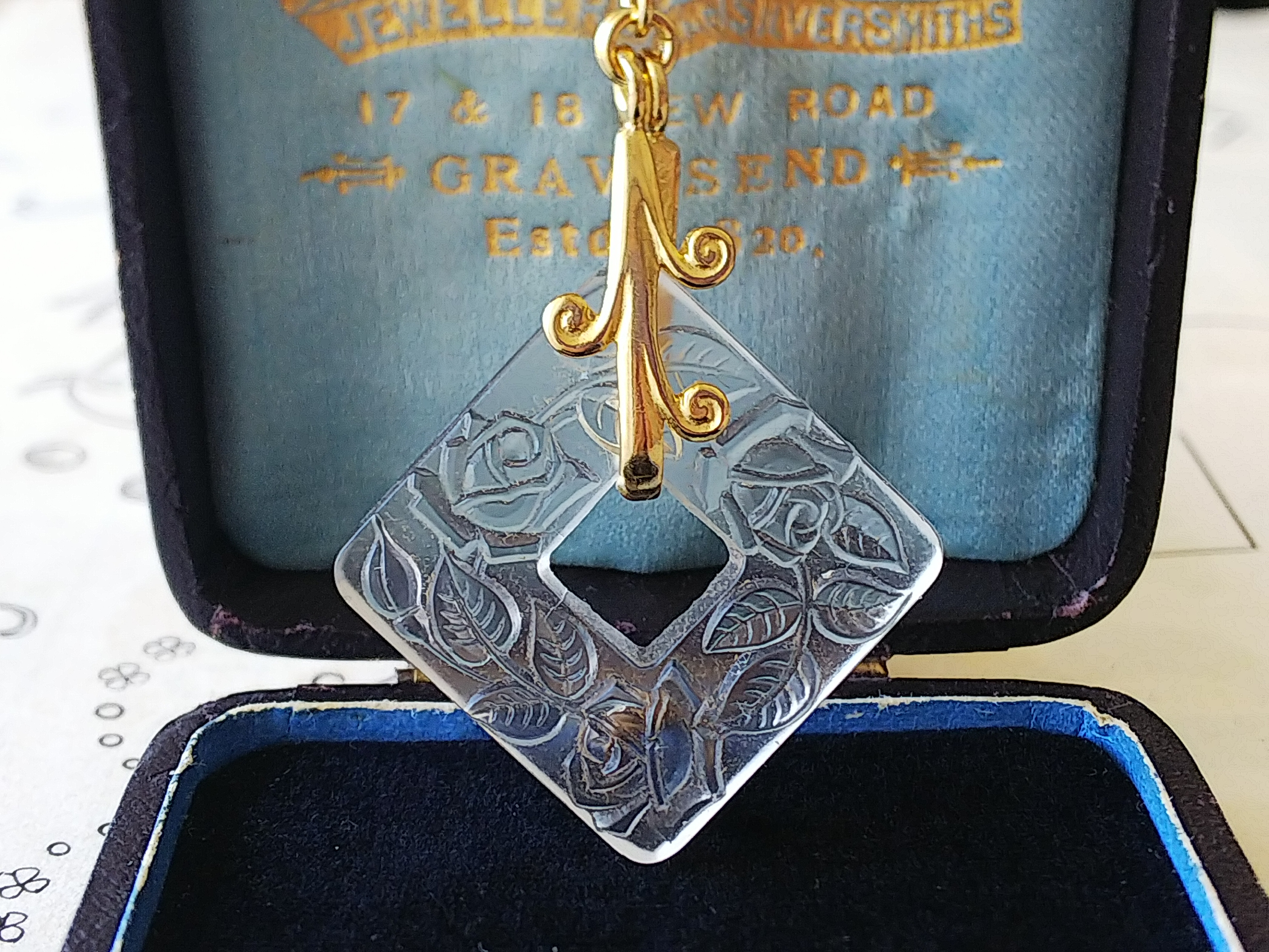 1930年代　薔薇とLeeafのレリーフ（スクエアGlass）クラシカルネックレス