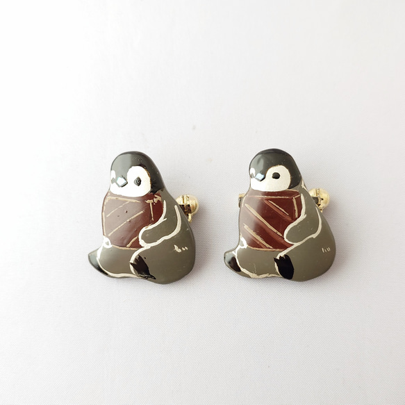 チョコと皇帝ペンギンひな 漆ブローチ 1枚目の画像