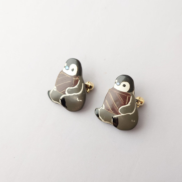 チョコと皇帝ペンギンひな 漆ブローチ 3枚目の画像
