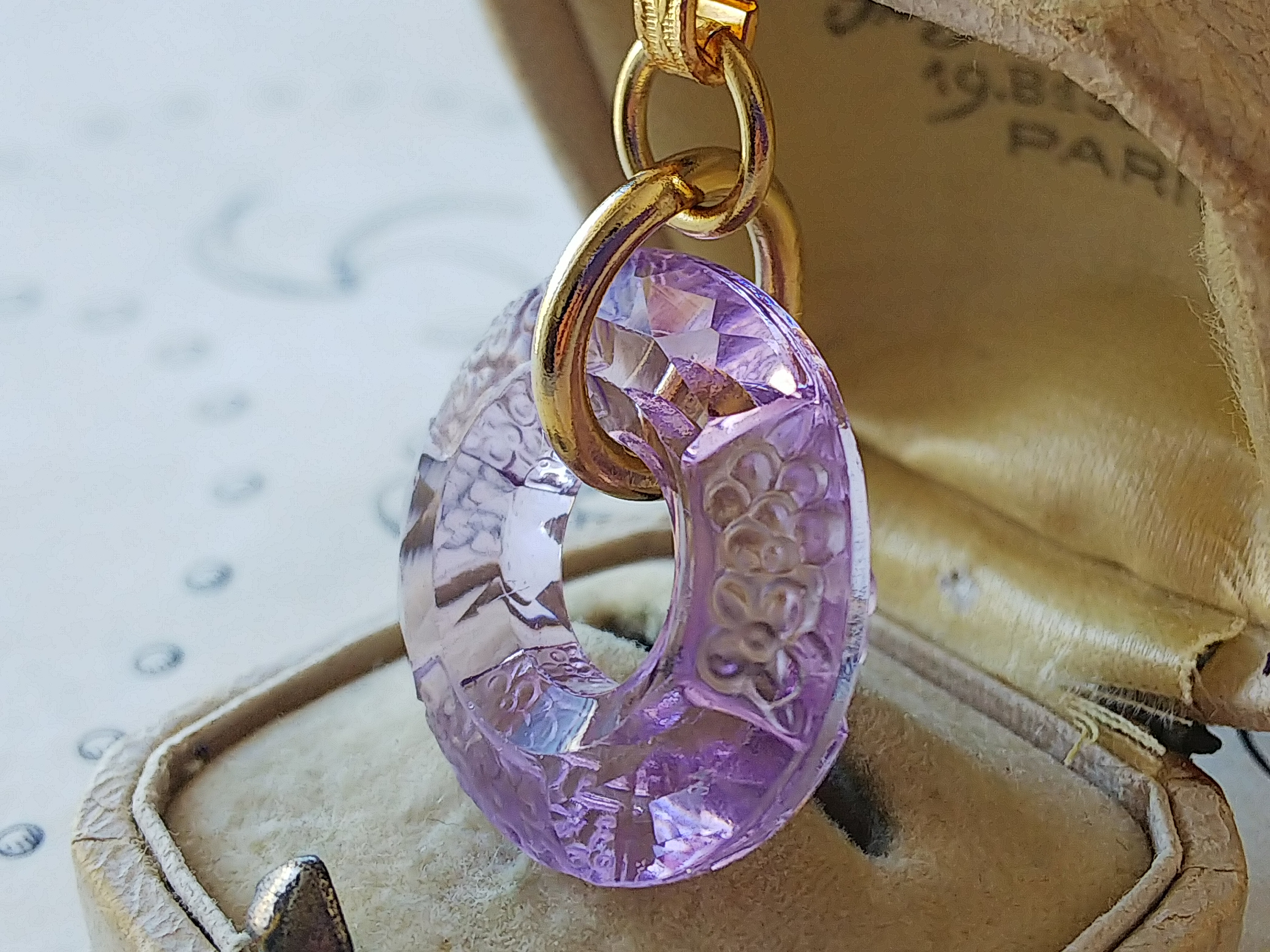 1930年代　美しい藤色・ドーナツ型のお花のアールデコGlass　クラシカルネックレス