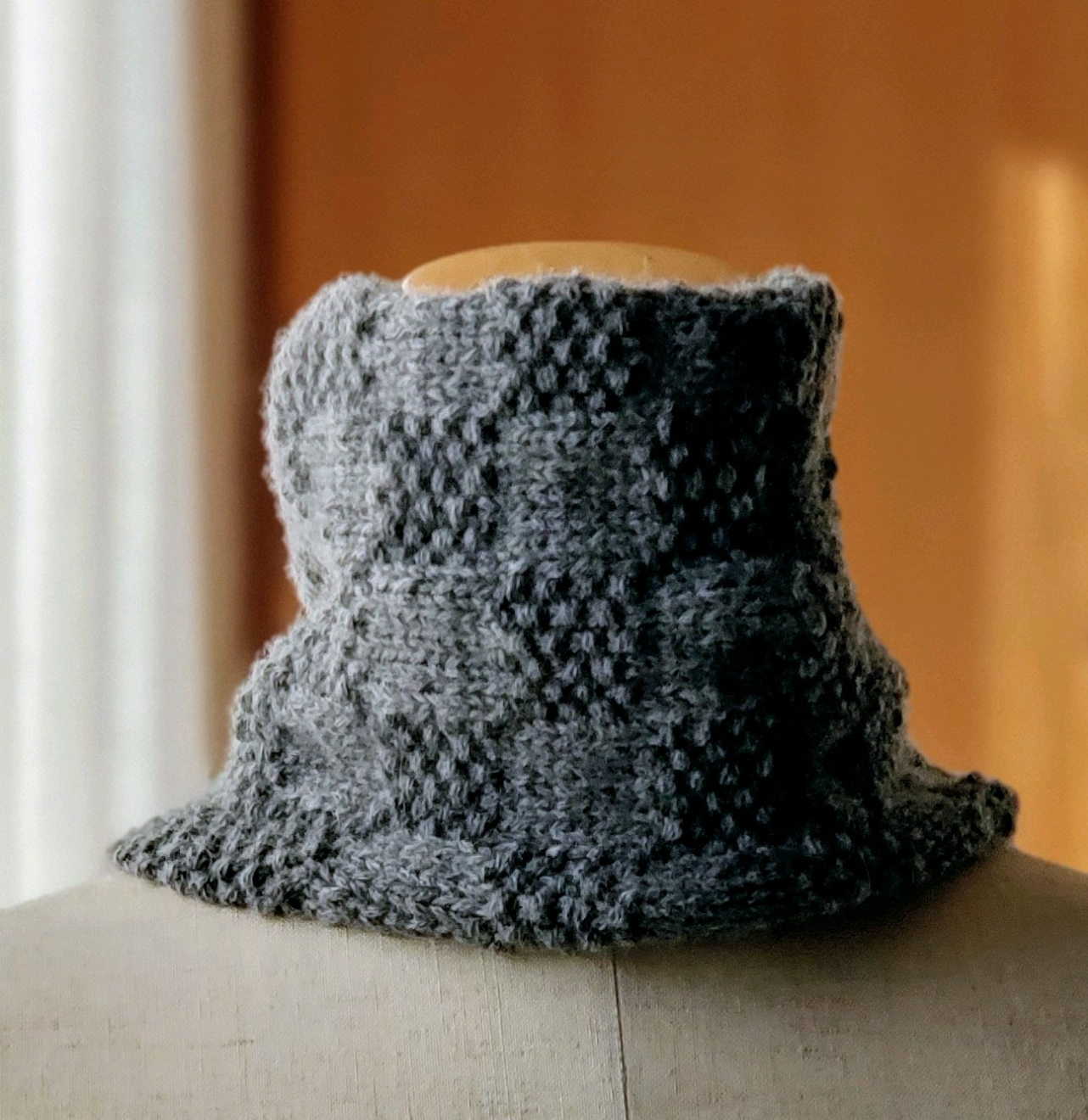 【再販売】ロイヤルベビーアルパカ100%　の手編みスヌード ＊ gray ＊格子柄