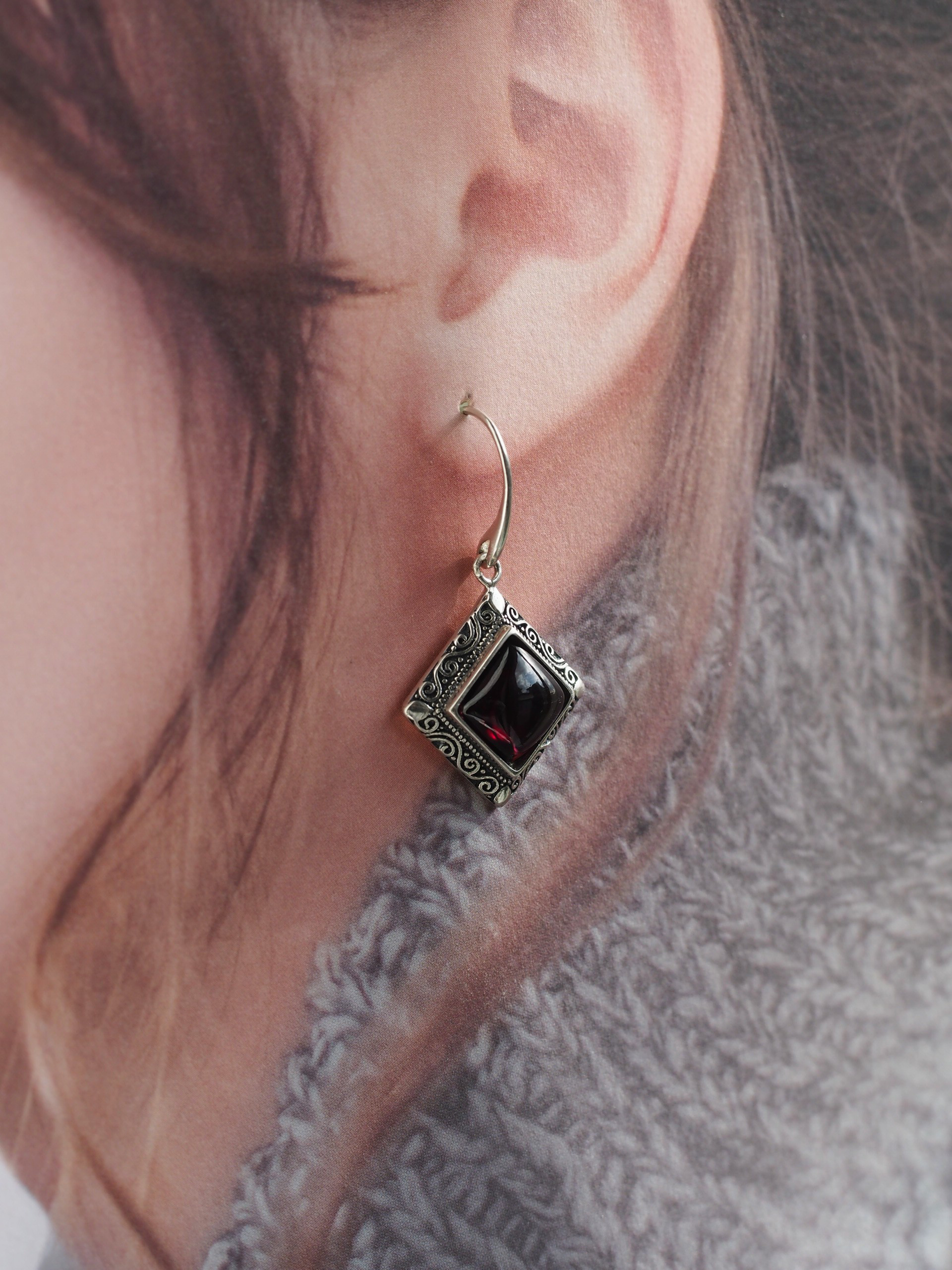 ガーネット１０　S925アンティークシルバー　スクエアフックピアス
