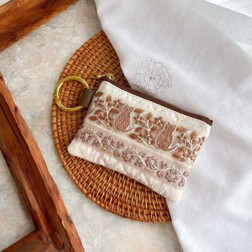 ネコ刺繍/インド刺繍×ふんわりキルト☆カラビナ付きフラットポーチ