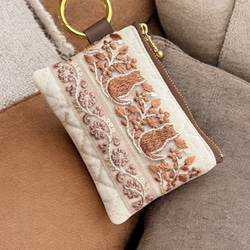 ネコ刺繍/インド刺繍×ふんわりキルト☆カラビナ付きフラットポーチ