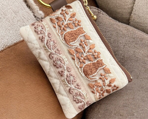 ネコ刺繍/インド刺繍×ふんわりキルト☆カラビナ付きフラットポーチ
