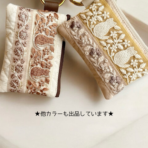 ネコ刺繍/インド刺繍×ふんわりキルト☆カラビナ付きフラットポーチ