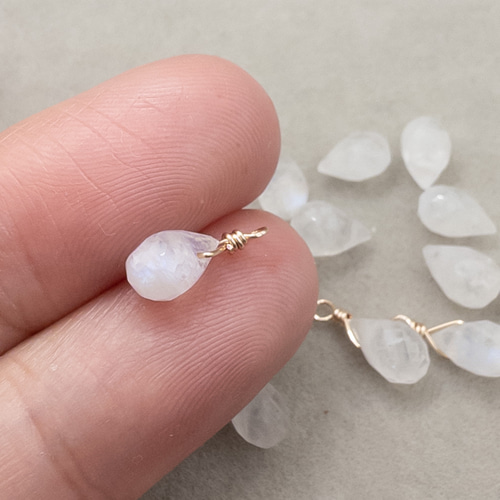 4個＊ 天然石 パーツ ムーンストーン チャーム ピアス ペンダント