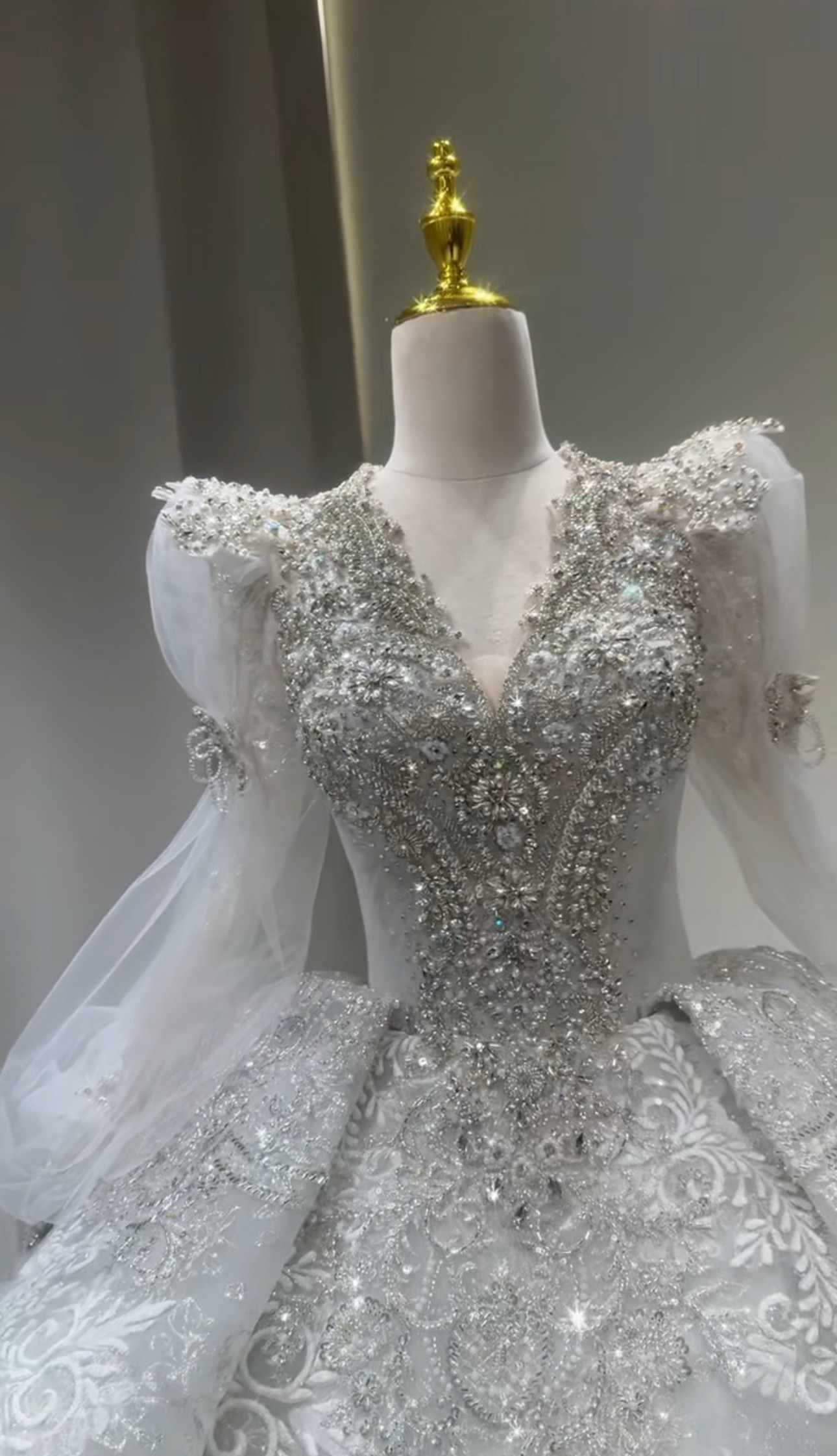 韓国スタイル　長袖　ふんわりチュール　白　ボリューム　フレアスカート　ロングトレーン　上質　送料無料　ブライダル前撮り