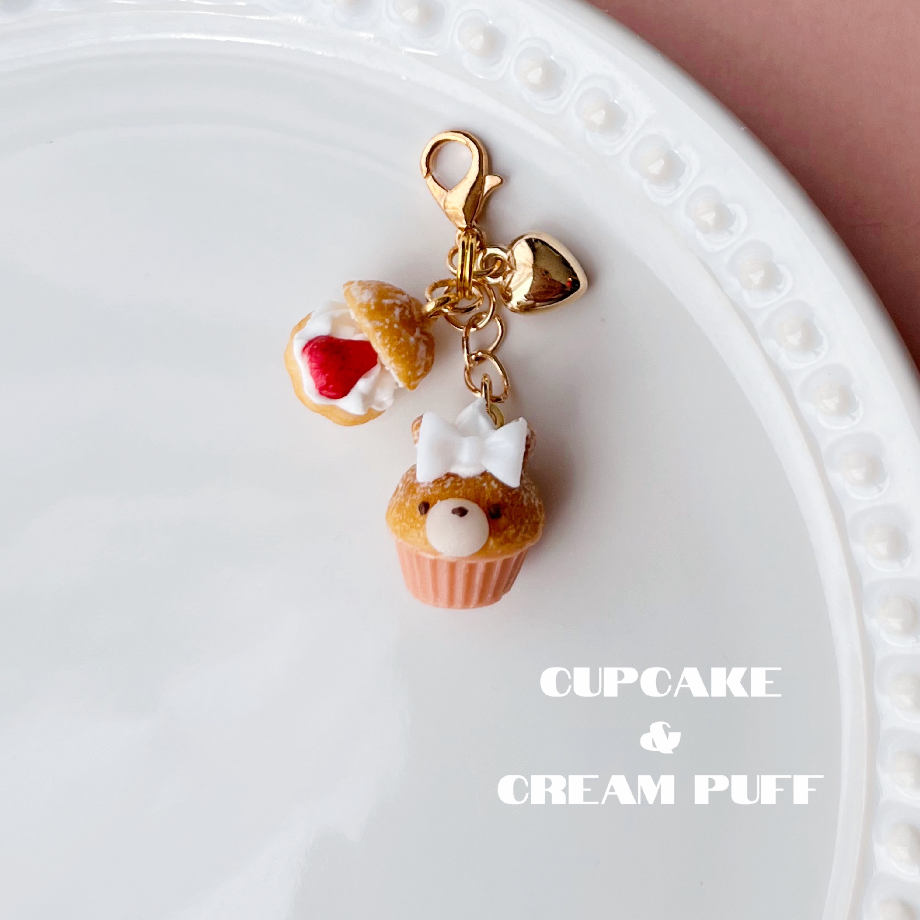 うさぎさんカップケーキといちごシュークリームのチャーム