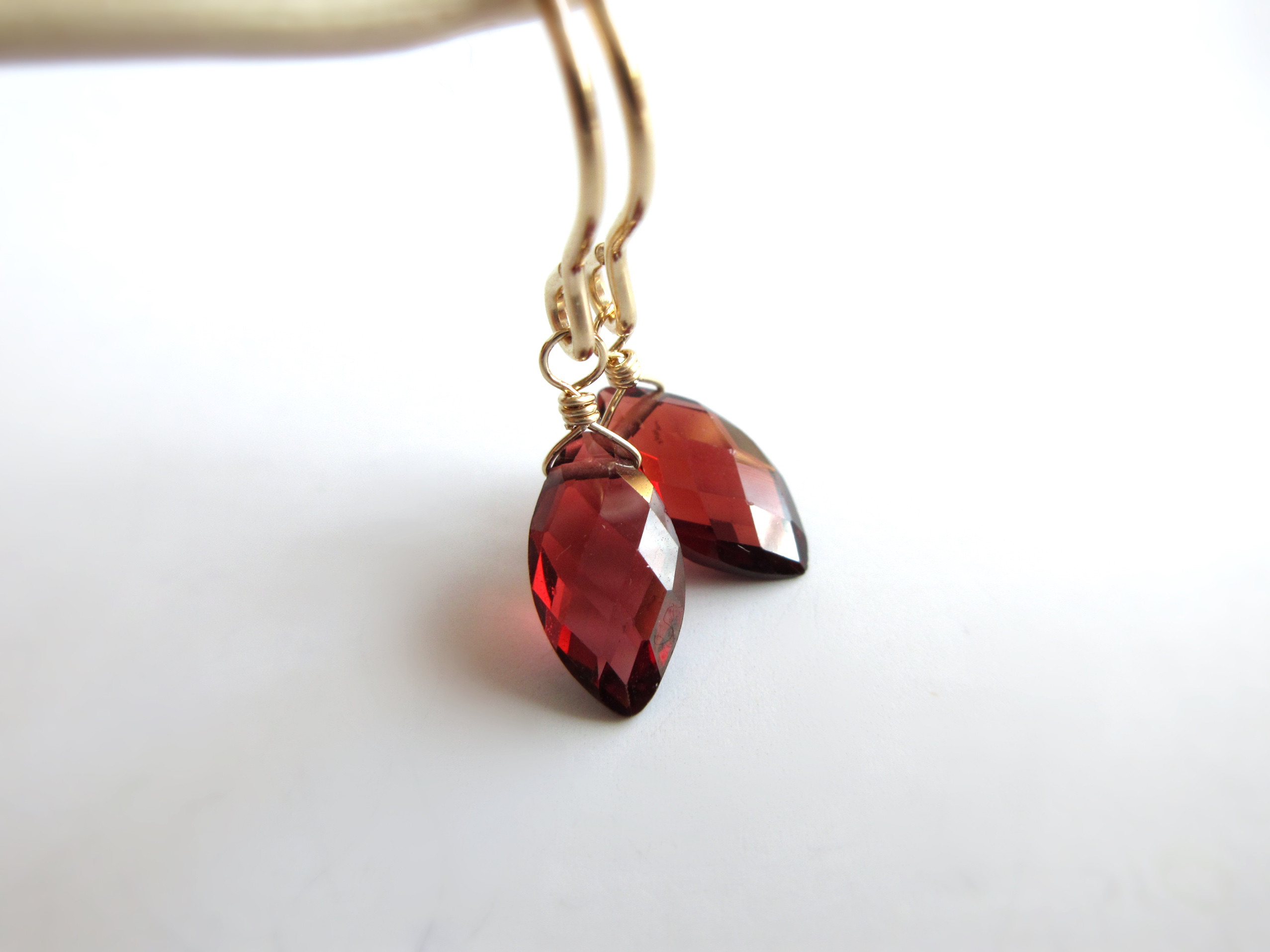 【1月の誕生石】9.5×5mmモザンビーク産「ガーネット」14kgfピアス/イヤリング