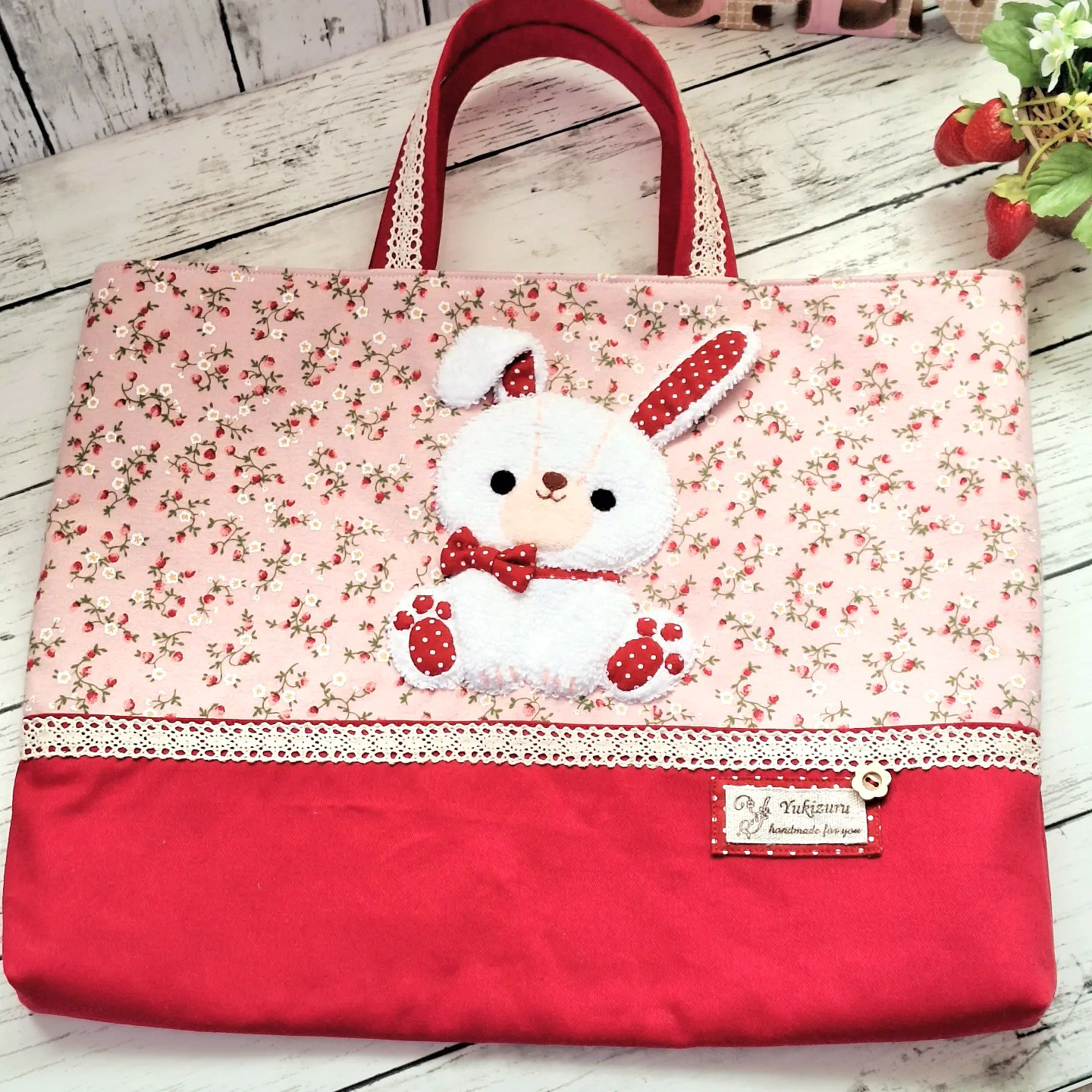 ♡入園入学レッスンバック♪お座り白うさぎアップリケ♭︎裏地キルティング♭︎赤野いちご柄×ピンクニット生地